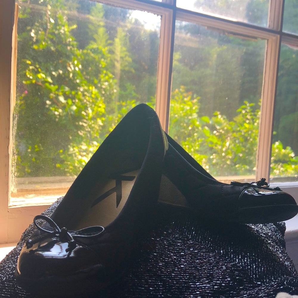 women’s black closed heeled shoes